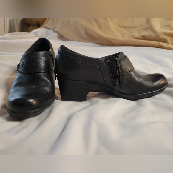Clarks Ankle Boots with a Low Heel - Picture 2 of 8